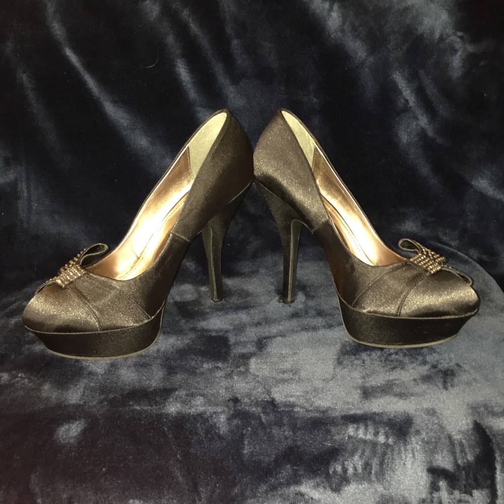 Bamboo platform black heels with rhinestone bow